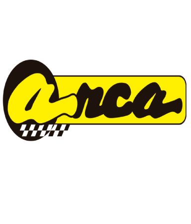Logotipo de Anca con letras en amarillo y negro, fondo blanco y un diseño de bandera de carreras.